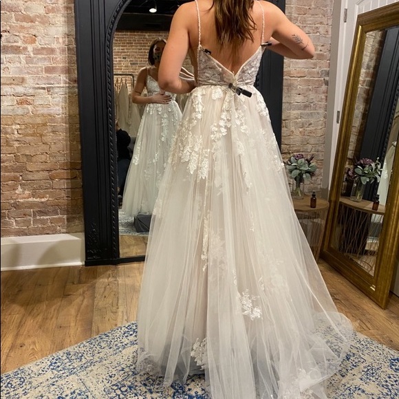 BRAND NEW NEVER WORN! Beautiful Watters wedding dress size 8 - Picture 4 of 5